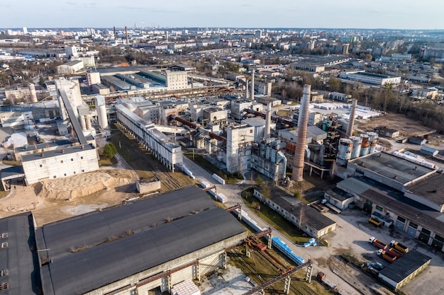 Vue panoramique aérienne des tuyaux comme d'une ancienne usine abandonnée