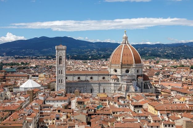 Vue panoramique aérienne de la vieille ville de Florence et de la cathédrale de Santa Maria del Fiore (cathédrale de Sainte Marie de la Fleur) depuis le Palazzo Vecchio