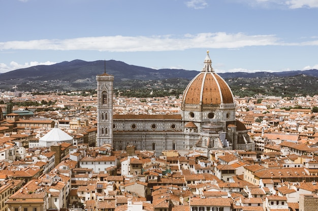 Vue panoramique aérienne de la vieille ville de Florence et de la cathédrale de Santa Maria del Fiore (cathédrale de Sainte Marie de la Fleur) depuis le Palazzo Vecchio