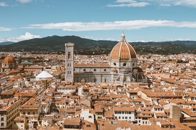 Vue panoramique aérienne de la vieille ville de Florence et de la cathédrale de Santa Maria del Fiore (cathédrale de Sainte Marie de la Fleur) depuis le Palazzo Vecchio