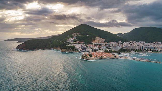 Vue panoramique aérienne de la ville de Budva au Monténégro