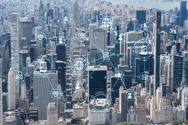 Vue panoramique aérienne sur la ville en hélicoptère des quartiers de Midtown Manhattan et de Central Park New York États-Unis Hologramme de médias sociaux Concept de mise en réseau et d'établissement de nouvelles relations entre les personnes