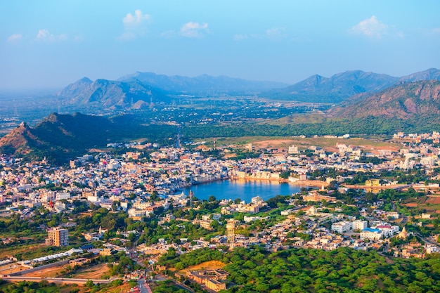 Photo vue panoramique aérienne de la ville de pushkar inde