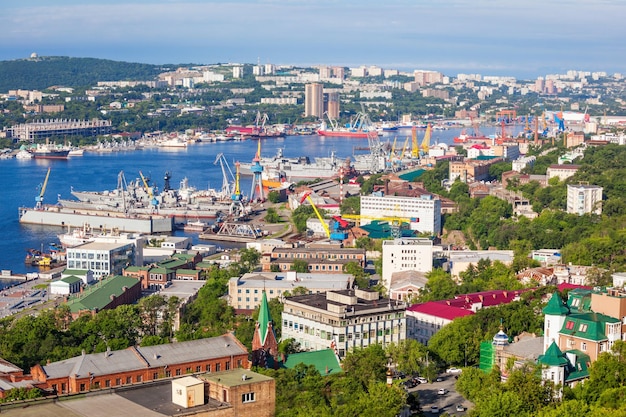 Vue panoramique aérienne de la ville de Vladivostok, Primorsky Krai en Russie. Vladivostok est situé au fond de la baie de la Corne d'Or.