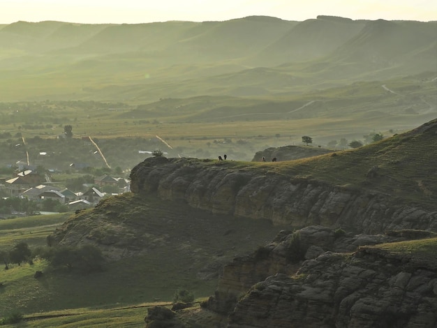 Vue panoramique sur les anciennes montagnes et la banlieue de la station balnéaire de Kislovodsk. Caucase