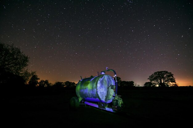 Photo vue panoramique des arbres sur le champ contre le ciel la nuit