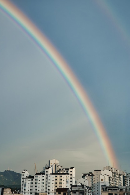 Vue panoramique d'un arc-en-ciel au-dessus des bâtiments d'une ville