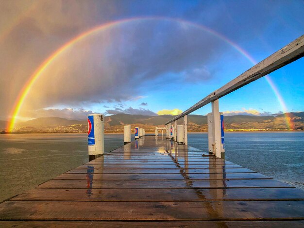 Photo vue panoramique de l'arc-en-ciel sur la mer contre le ciel