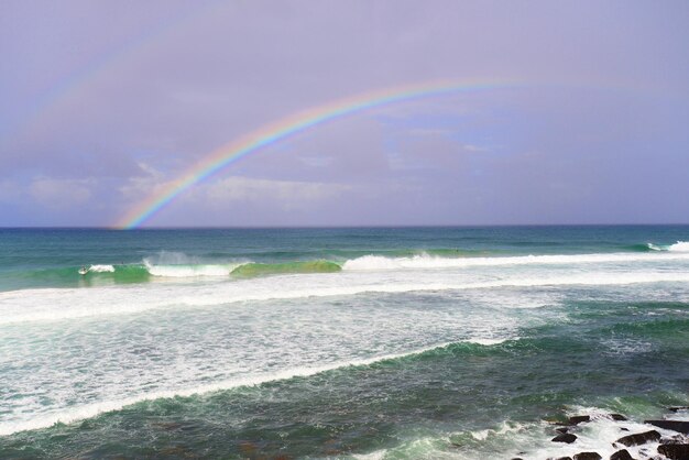 Photo vue panoramique de l'arc-en-ciel sur la mer contre le ciel