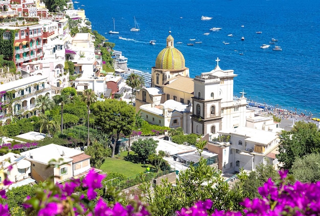 Vue panoramique sur l'architecture et les paysages colorés italiens de positano sur la côte amalfitaine en italie