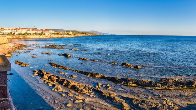 Vue panoramique au coucher du soleil depuis les remparts historiques, l'un des principaux sites touristiques d'Alghero, célèbre centre et station balnéaire du nord-ouest de la Sardaigne, Italie