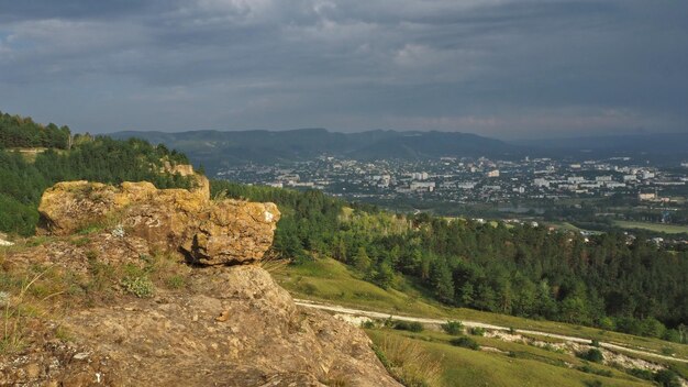 Vue panoramique au coucher du soleil d'une hauteur de la banlieue de Kislovodsk Caucase du Nord, Russie.