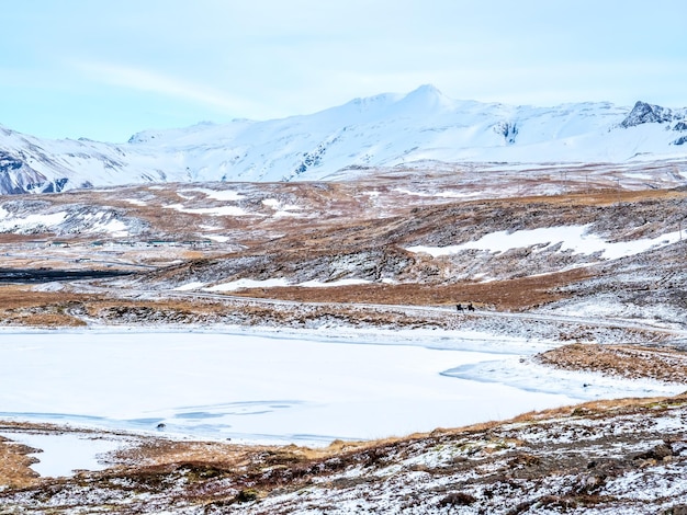 Vue panoramique autour de la cascade de Kirkjufellfoss au nord de l'Islande et de l'étang de glace glissant