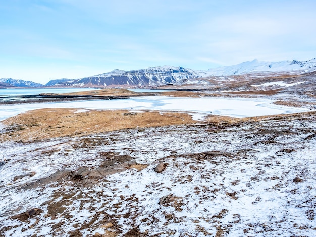 Vue panoramique autour de la cascade de Kirkjufellfoss au nord de l'Islande et de l'étang de glace glissant