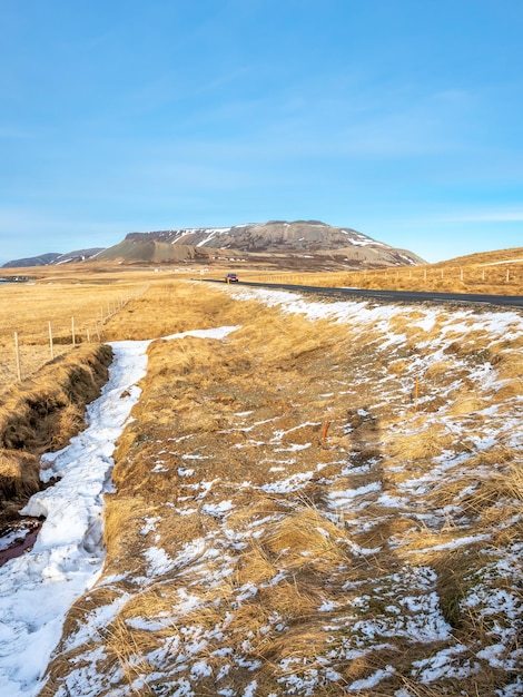 Vue panoramique autour de la montagne Kirkjufell en hiver sous un ciel bleu au nord de l'Islande