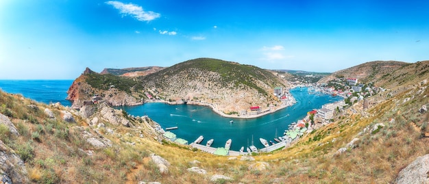 Vue panoramique sur la baie de Balaklava avec yachts et ruines de la forteresse génoise Chembalo dans la ville de Sébastopol depuis la hauteur