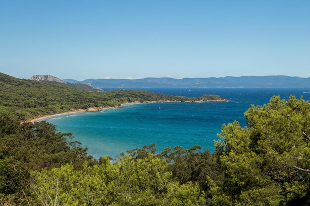 Photo vue panoramique de la baie sur un ciel bleu clair