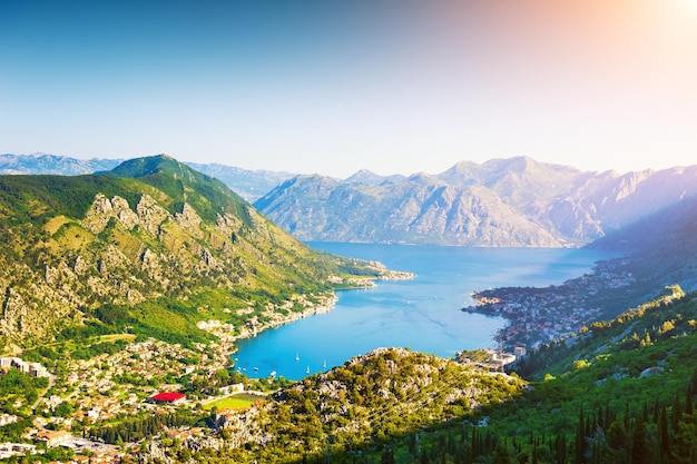 Vue panoramique sur la baie de Kotor au Monténégro au lever du soleil. Paysage d'été. Destination de voyage célèbre.