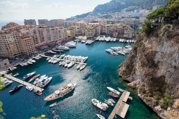 Vue panoramique sur la baie avec yachts à Monaco