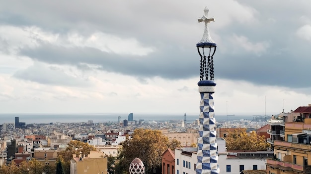 Vue panoramique sur Barcelone, les toits de plusieurs bâtiments, vue depuis le Parc Guell, Espagne