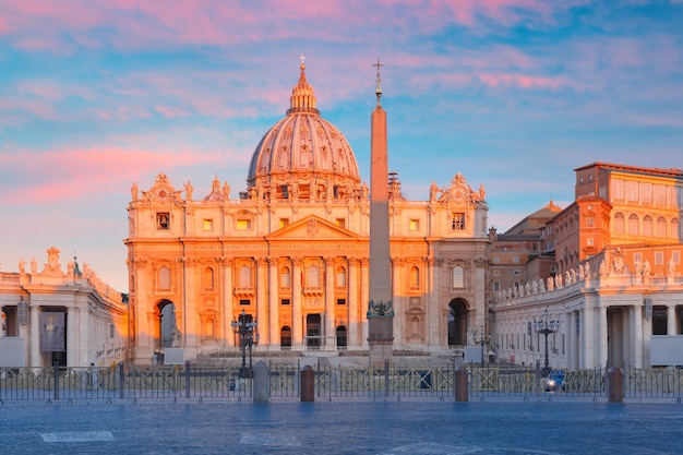 Vue panoramique de la basilique papale de Saint-Pierre au Vatican ou de la cathédrale Saint-Pierre au lever du soleil à Rome, Italie.
