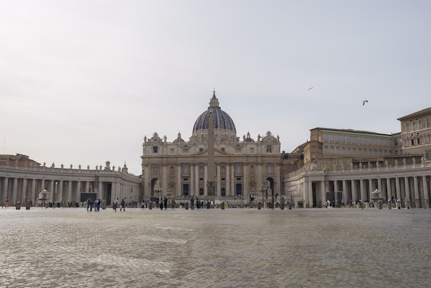 Vue panoramique de la basilique Saint-Pierre et de la place au lever du soleil au Vatican