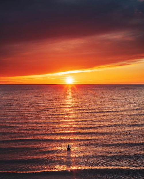 Vue panoramique d'un bateau dans la mer Baltique contre le ciel au coucher du soleil