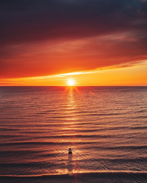 Photo vue panoramique d'un bateau dans la mer baltique contre le ciel au coucher du soleil