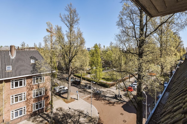 Vue panoramique des bâtiments en brique depuis le balcon