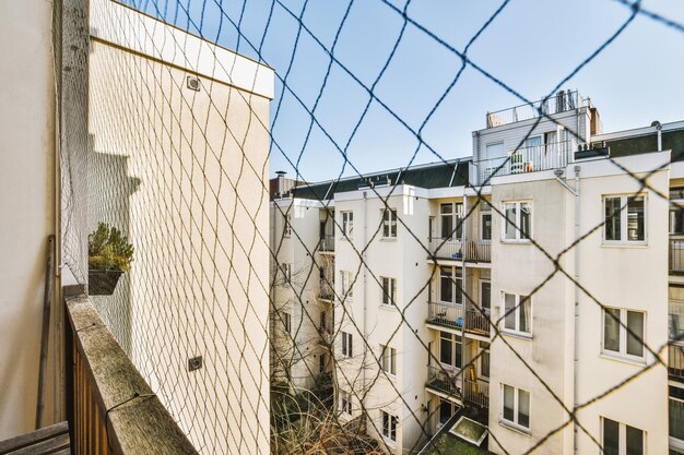 Vue panoramique des bâtiments en brique depuis le balcon