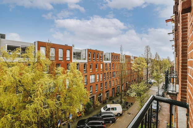 Vue panoramique des bâtiments en brique depuis le balcon