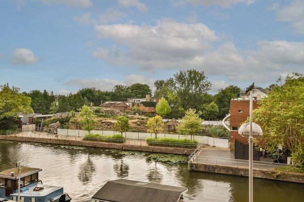 Vue panoramique des bâtiments en brique depuis le balcon