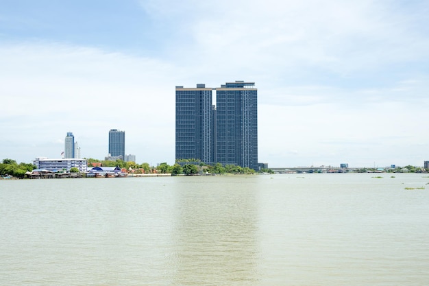 Vue panoramique des bâtiments modernes et vue sur la rivière à Nonthaburi