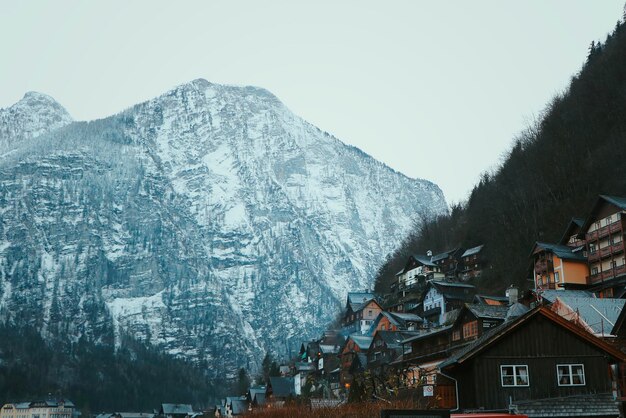 Photo vue panoramique des bâtiments et des montagnes contre le ciel