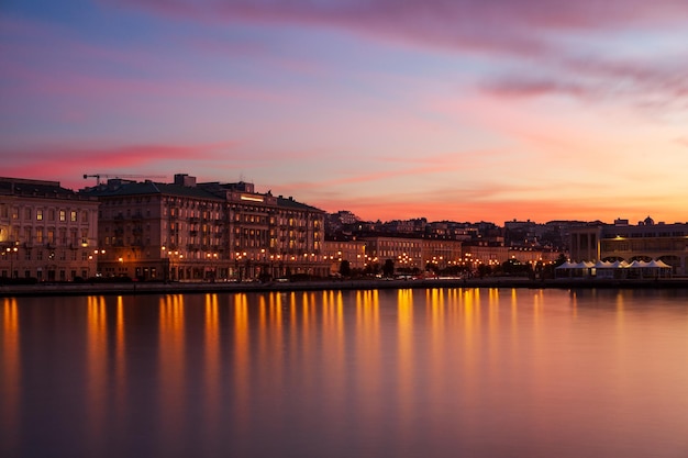 Vue panoramique sur les bâtiments de Trieste reflétée sur la mer adriatique Italie