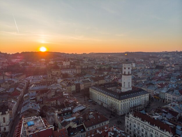 Vue panoramique sur la beauté au lever du soleil sur la vieille ville européenne