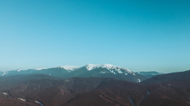 Vue panoramique sur la beauté des montagnes enneigées en hiver dans la nature. copie espace