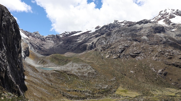 Photo vue panoramique de la belle chaîne de montagnes volcaniques de haute altitude dans le parc national de huascaran au pérou