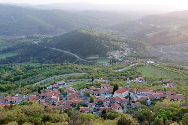 Vue panoramique sur les belles collines verdoyantes et le grand pont contre le ciel orange rouge au printemps depuis la Slovénie
