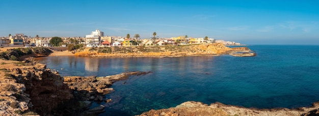 Vue panoramique de Cala de la Higuera à côté de la plage de Los Locos dans la ville côtière de Torrevieja Alicante Communauté Valencienne Espagne Mer Méditerranée sur la Costa Blanca