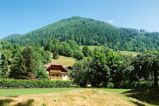 Vue panoramique sur la campagne à Bad Kleinkirchheim, Carinthie autrichienne. Maisons dans le village autrichien à Green meadows sur les montagnes en arrière-plan. Paysage extérieur naturel. Collines alpines et vallée.