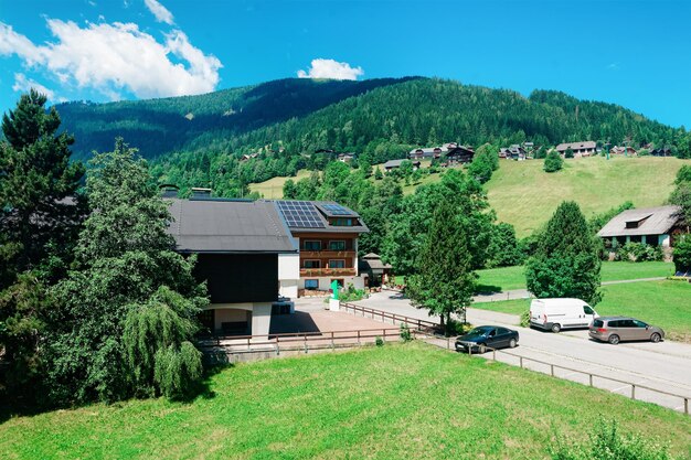 Photo vue panoramique sur la campagne à bad kleinkirchheim, carinthie autrichienne. maisons dans le village autrichien à green meadows sur les montagnes en arrière-plan. paysage extérieur naturel. collines alpines et vallée.