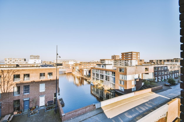 Vue panoramique sur le canal et le pont de la ville