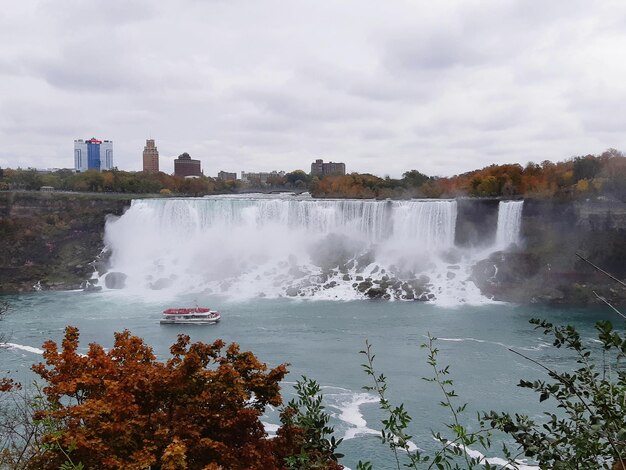 Photo vue panoramique de la cascade sur un ciel nuageux