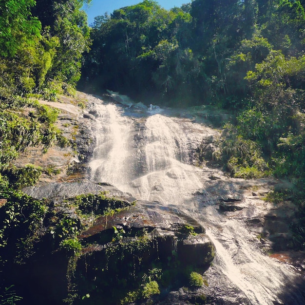 Vue panoramique de la cascade contre le ciel