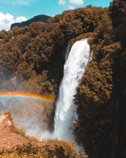 Vue panoramique de la cascade contre le ciel