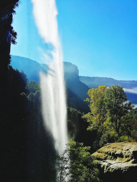 Vue panoramique de la cascade contre le ciel