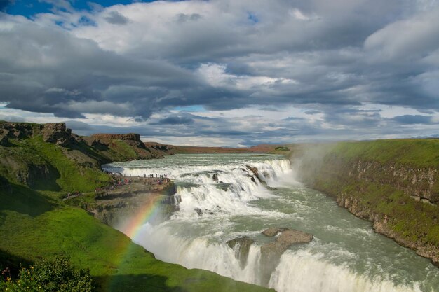 Vue panoramique de la cascade contre le ciel