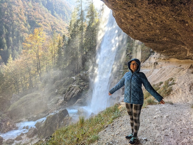 Vue panoramique de la cascade contre la forêt d'automne et le ciel bleu dans les Alpes slovènes