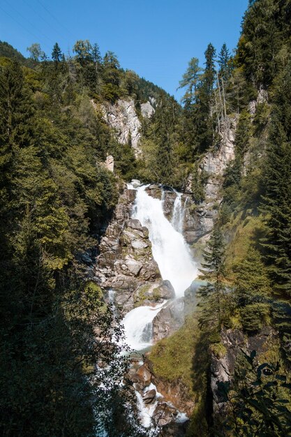 Photo vue panoramique d'une cascade dans la forêt tropicale